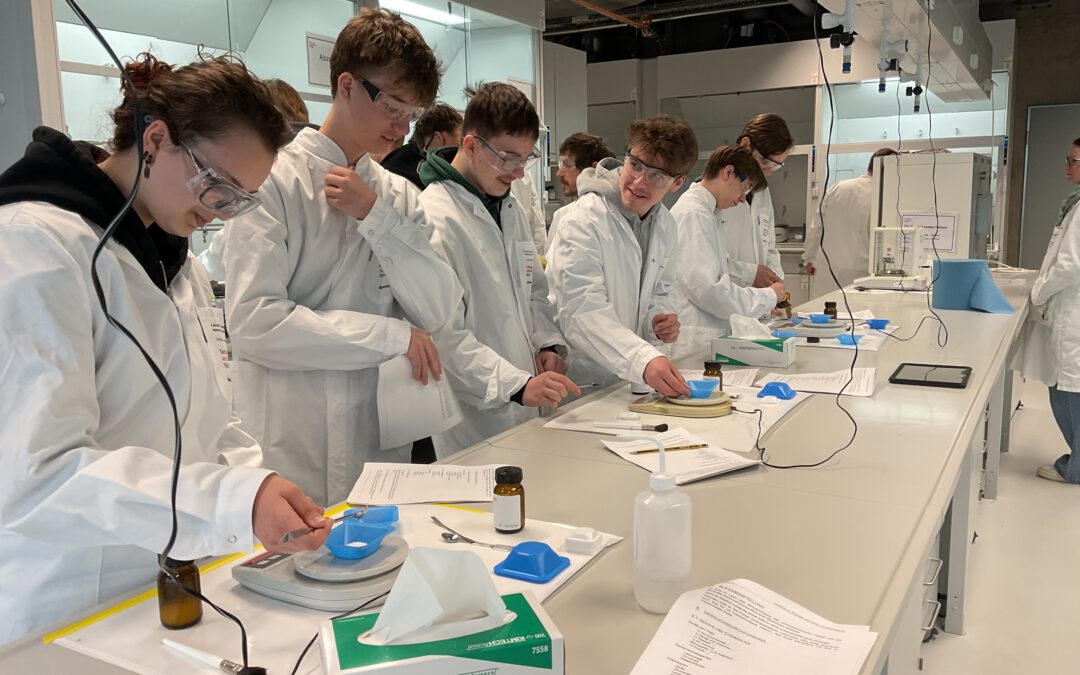 Spannende Einblicke in die Welt der Chemie – Besuch am Campus Opladen